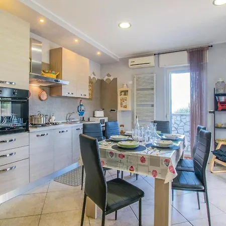 Apartment 3 Bedroom In Bari